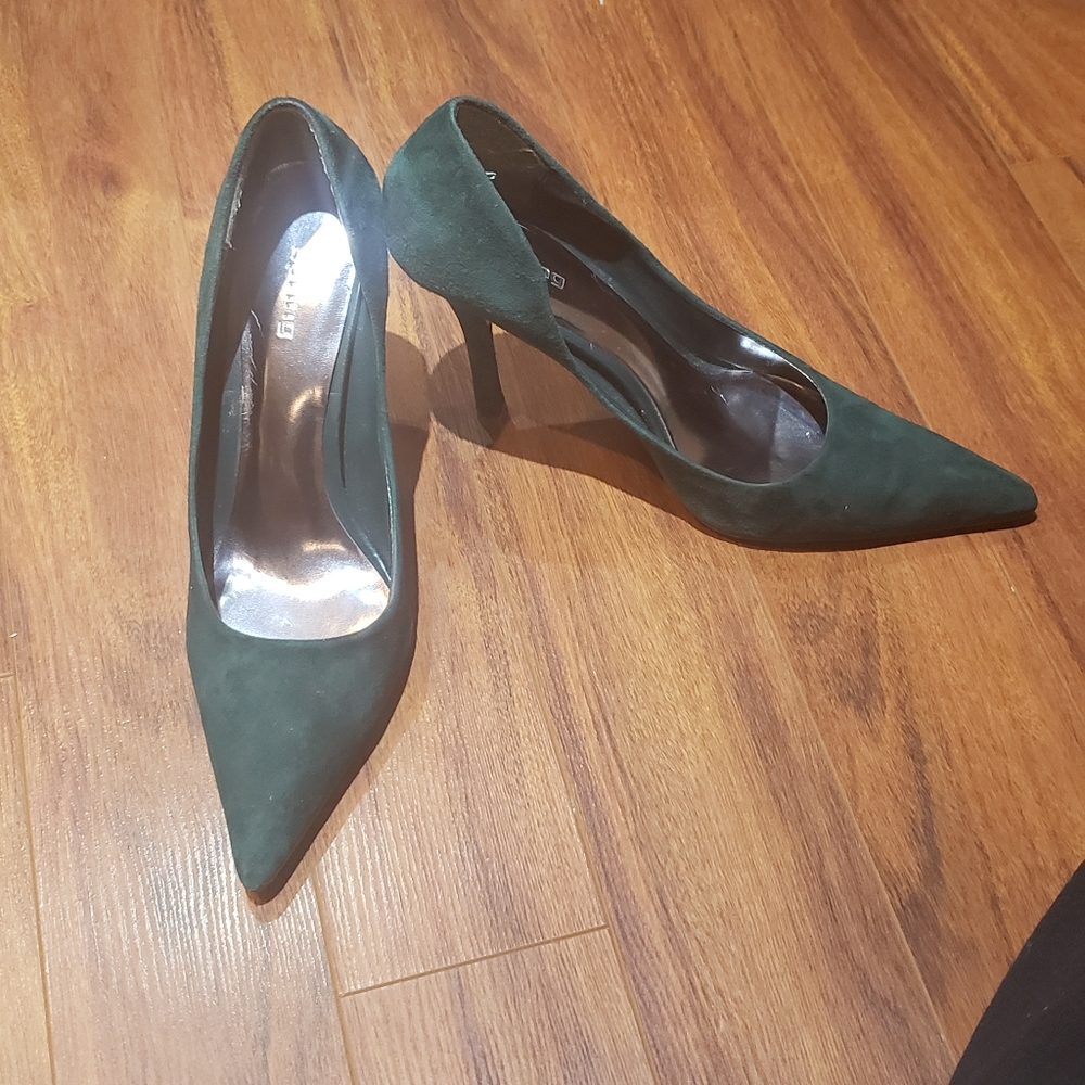PRICE DROP! 💥 Hunter green suede pumps